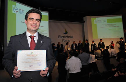 bayer_fernando_resende recebe premio pelo ecb.jpg